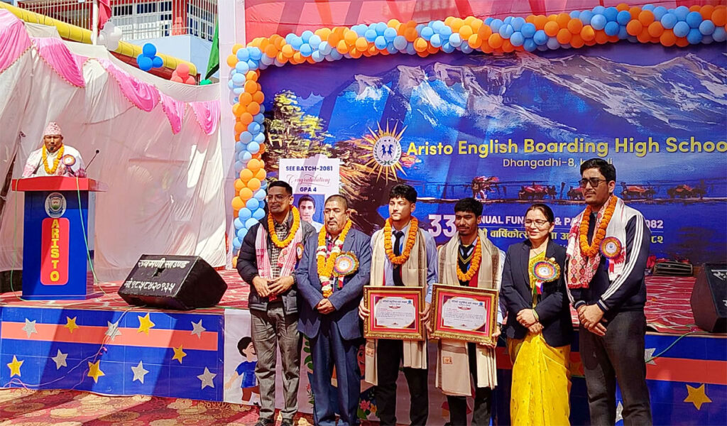 एसइईमे ४ जिपिए ल्यनुइयाहे विद्यार्थीहे ल्यापटपसहित सम्मान