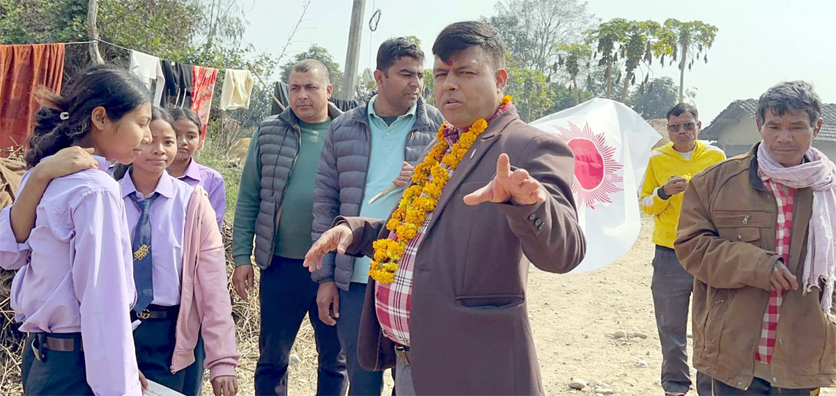 कैलाली–५ मे ढुंगानाके चुनावी दौड तीव्र, ‘सोचलसे ढेर माया पैटी बटु’