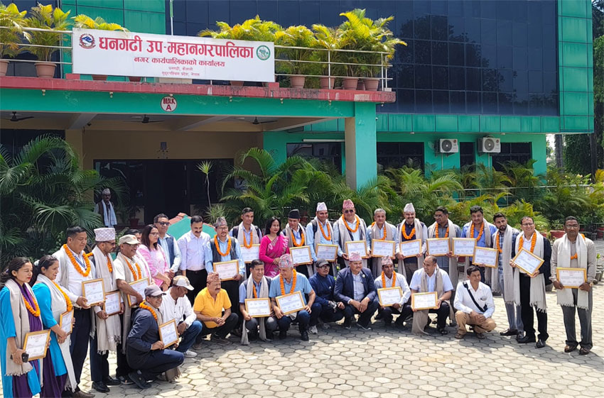 कक्षा ८ के परिक्षामे उत्कृष्ठ नतिजा ल्यन्ना धनगढीके २५ विद्यालयहे सम्मान