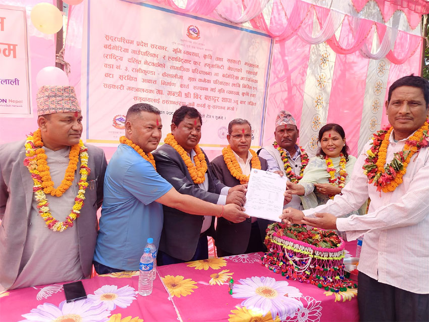 रानीकुन्डाके २१ मुक्त कमैयाहे सुरक्षित आवास हस्तान्तरण