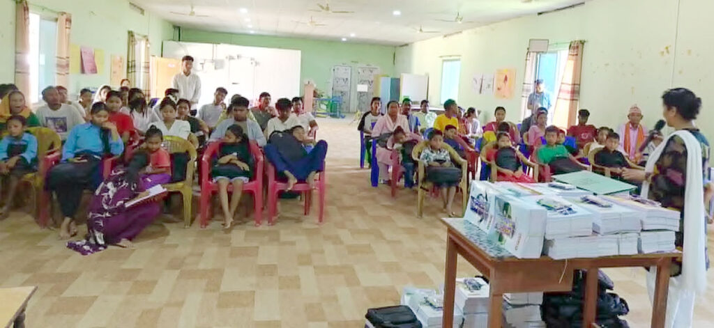 कैलारी गाउँपालिकासे ५१ जाने बालबालिकानहे शैक्षिक सामग्री वितरण